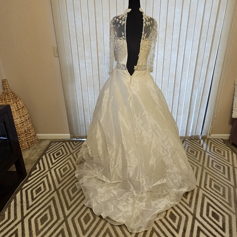Stephen Yearick Ivory Lace Wedding Dress‎